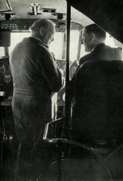 Winston Churchill spricht mit Kapitän Shakespeare vom Flugboot Berwick, c1939-c1944, 1946 von Unbekannt