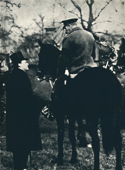 Mit König Georg V. bei Militärübungen, 1913, 1945 von Unbekannt
