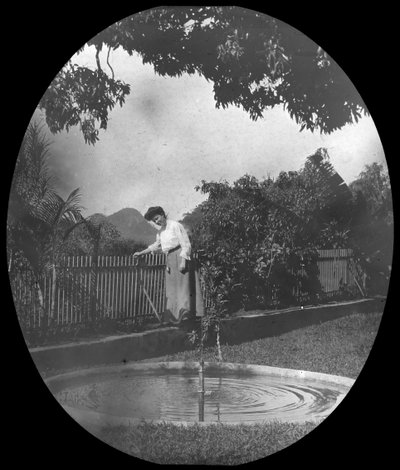 Frau an einem Teich in einem Garten, Rio de Janeiro, Brasilien von Unbekannt