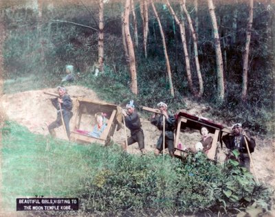 Frauen in Sänften besuchen den Mayasan-Mondtempel, Kobe, Japan von Unbekannt