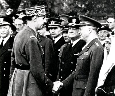 Zweiter Weltkrieg: De Gaulle begrüßt Eisenhower, 1944 von Unbekannt