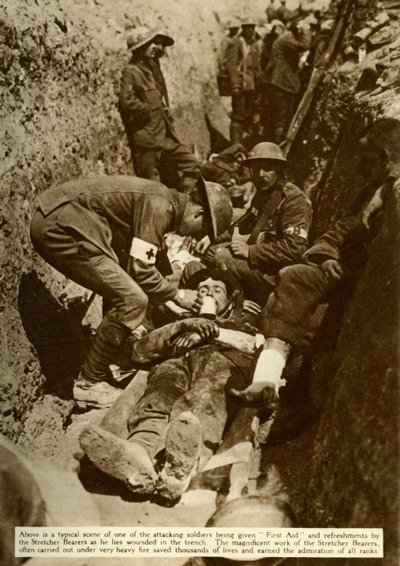 Verwundeter Soldat wird in den Schützengräben behandelt, Schlacht an der Somme, Erster Weltkrieg, 1916, 1935 von Unbekannt