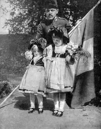 Junge elsässische Kinder in traditioneller Kleidung mit einem französischen Soldaten, Erster Weltkrieg, 1915 von Unbekannt