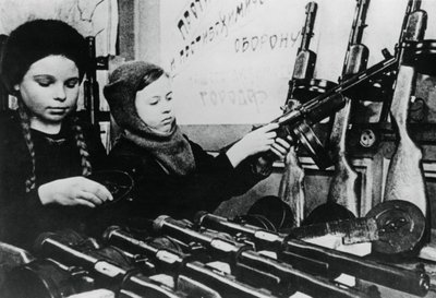 Junge Mädchen montieren Maschinengewehre in einer russischen Fabrik, 1943 von Unbekannt