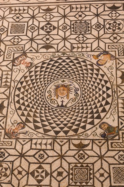 Carmona, Provinz Sevilla, Spanien. Römisches Mosaik der Medusa im Rathaus. von Unbekannt Unbekannt
