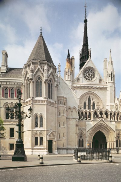 Außenansicht des Eingangs der Royal Courts of Justice, London von Unbekannt Unbekannt