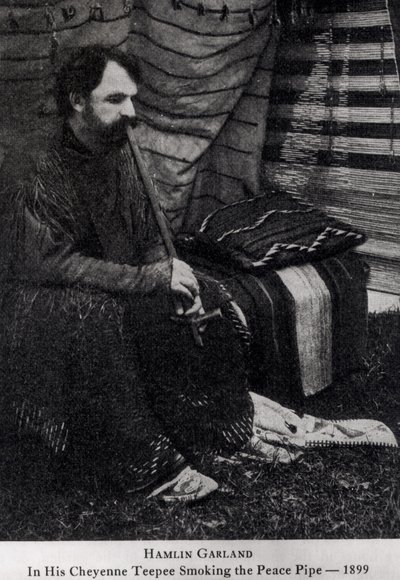Hamlin Garland in seinem Cheyenne-Tipi, raucht eine Friedenspfeife, aus 