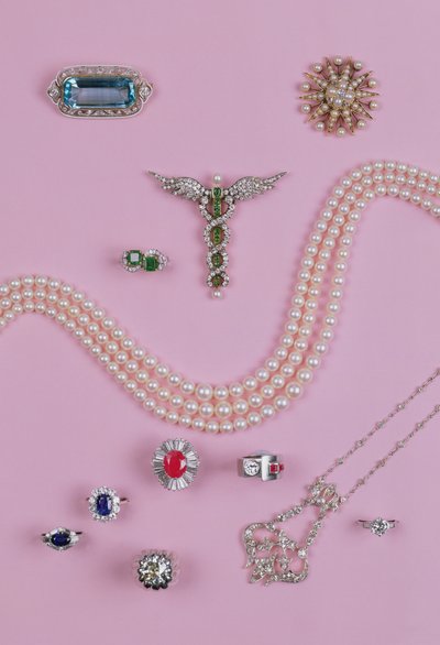 Auswahl an viktorianischem und edwardianischem Schmuck: Aquamarinbrosche, Zehn-Punkte-Sternbrosche, Diamant- und Platinanhänger, Saphir-, Rubin- und Smaragdringe von Unbekannt Unbekannt