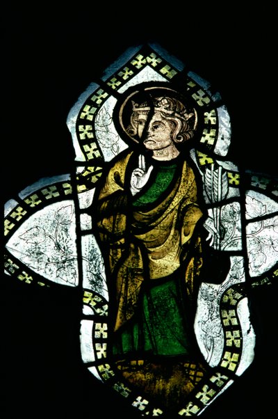 St. Edmund, gekrönt und mit Nimbus, trägt die Pfeile seines Martyriums (14. Jahrhundert, Buntglas) von Unbekannt Unbekannt