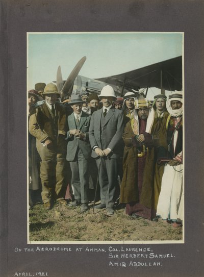 T.E. Lawrence, Sir Herbert Samuel und Amir Abdullah auf dem Flugplatz Amman, Jordanien, 1921 (handkolorierter Druck) von Unbekannt Unbekannt