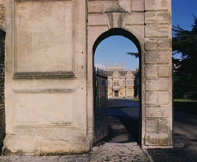 Ansicht der Südfront durch das Tor, Corsham Court, Wiltshire von Unbekannt Unbekannt