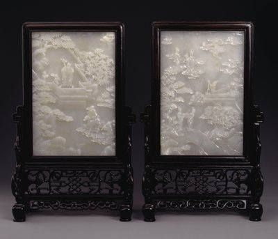 Ein Paar weiße Jade-Tischschirme, die in Relief mit Unsterblichen zwischen Wolken oder in Gärten mit Begleitern und mythischen Bestien geschnitzt sind von Unbekannt