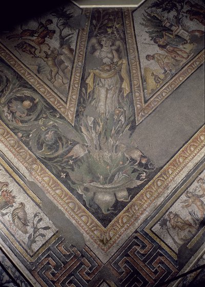 Allegorische Figur des Herbstes (Detail), Mosaikboden, der die Jahreszeiten und Jagdszenen darstellt, aus der Konstantinischen Villa in Daphne, römisch, ca. 325-330 n. Chr. von Unbekannt