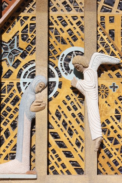 Verkündigungsskulptur in der Kirche Notre-Dame de Consolation, entworfen von Raymond Vaillant, Hyères, Frankreich von Unbekannt
