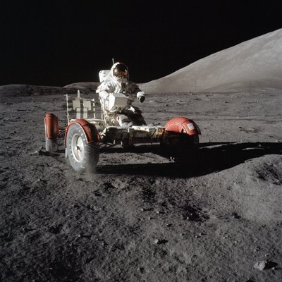 Astronaut Eugene Cernan fährt das Mondfahrzeug während des ersten EVA von Unbekannt