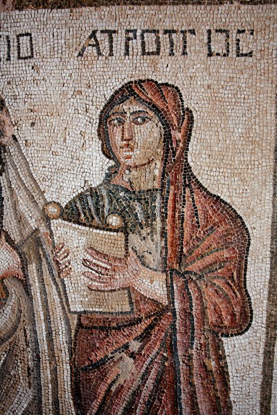 Atropos - Eine der drei Schicksalsgöttinnen, dargestellt mit einer offenen Schriftrolle, auf der das Leben des Achilles geschrieben steht - Detail des Panels, das das erste Bad des Achilles darstellt - Paphos-Mosaiken, Villa des Theseus, 5. Jahrhundert n.  von Unbekannt