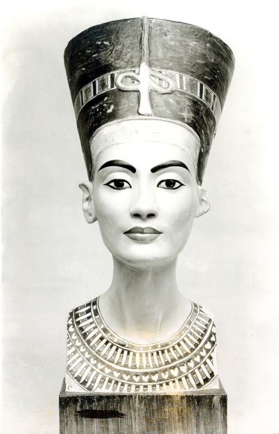 Büste der Königin Nofretete, Vorderansicht, Kopie der Büste im Ägyptischen Museum, SMPK, Berlin von Unbekannt