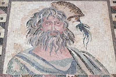 Büste des Winters - Detail des Vier-Jahreszeiten-Panels - Paphos-Mosaiken, Haus des Dionysos - Ende des 2. Jahrhunderts nach Christus - Zypern - Personifikation des Winters - Detail des Mosaiks der vier Jahreszeiten - Mosaiken von Paphos, Haus des Dionysos von Unbekannt