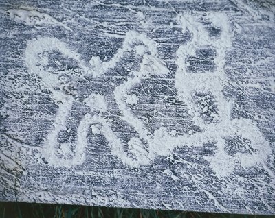 Camunische Rose, Kopie von Felsgravuren im Valcamonica-Tal, Kohlezeichnung, Frottage-Technik von Benjamin Baud