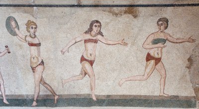 Kammer der Zehn Jungfrauen oder das Mosaik der „Bikini-Mädchen“. Gesamtansicht des oberen Panels: Gewichtheben, Diskuswerfen und Laufen. 3. - 4. Jahrhundert. Römische Villa del Casale, Sizilien. UNESCO-Stätte. von William M. Timlin