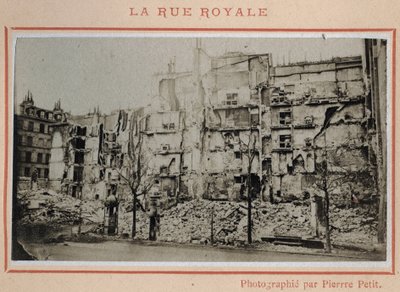 Kommune von Paris (1871): Blick auf die Ruinen in der Rue Royale in Paris im Mai 1871. Fotografie von Pierre Pepetit. von Unbekannt