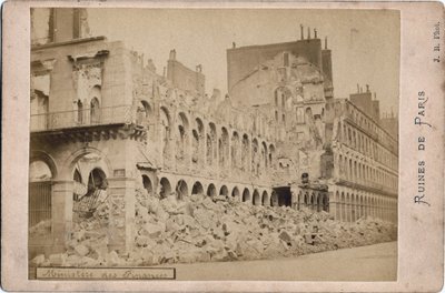 Commune von Paris: Ansicht der Ruinen des Finanzministeriums in Paris im Mai 1871 von Unbekannt