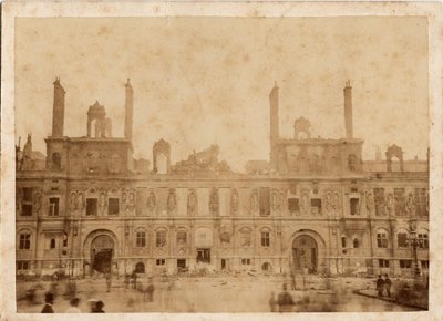 Pariser Kommune (1871): Blick auf den Brand des Rathauses im Mai 1871. Anonyme Fotografie von Unbekannt