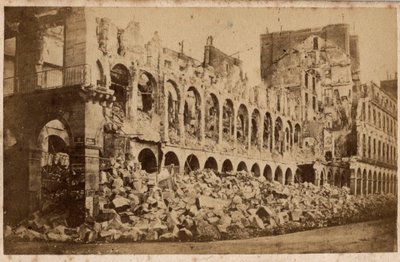Kommune von Paris (1871): Blick auf das Finanzministerium nach dem Brand im Mai 1871. Fotografie. Druck auf Karton Dim. 10x6,9 cm von Unbekannt