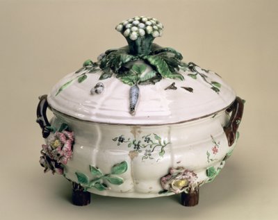 Gedeckte Terrine, dekoriert mit aufgetragenem Ornament aus Blumen und Gemüse, von Johan Ludwig Eberhard Ehrenreich (1722-1803), Marieberg, spätes 18. Jahrhundert von Unbekannt