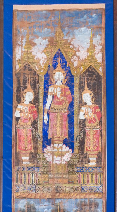 Gekrönter Buddha flankiert von zwei stehenden Jüngern von Unbekannter Künstler