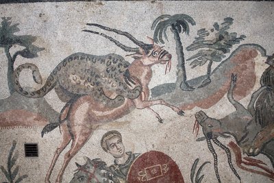 Detail des großen Jagdmosaiks. Ein Leopard greift eine Gazelle an. 3. - 4. Jahrhundert. Römische Villa del Casale, Sizilien. UNESCO-Weltkulturerbe. von William M. Timlin