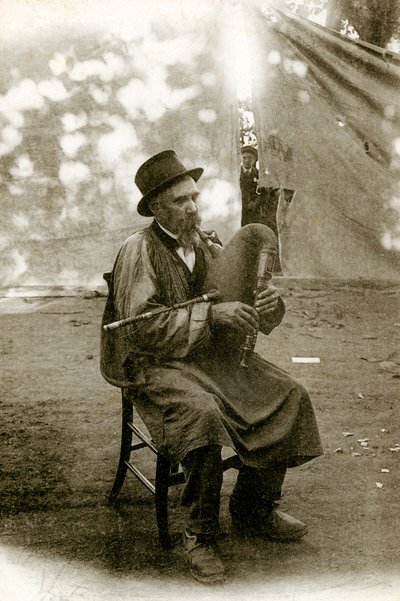 Folklore der Auvergne: Musiker spielt Chabrette, frühes 20. Jahrhundert von Alec Hunter