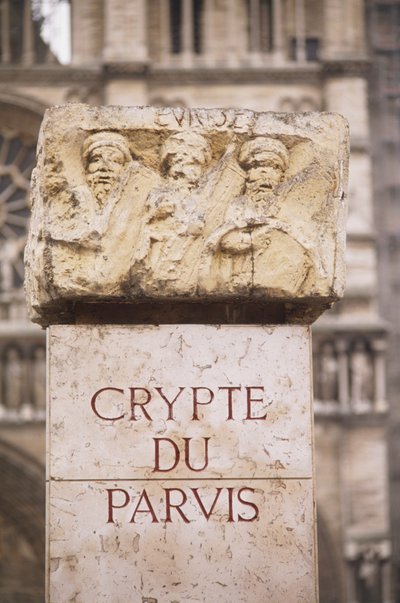 Frankreich, Paris, Inschrift in der Krypta du Parvis in der archäologischen Krypta auf der Île de la Cité, Stein mit Inschrift und Schnitzereien von Unbekannt