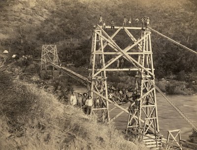 Fresno, Kalifornien: 1890 Dieses Foto von C.C. Curtis zeigt die Smith und Moore Brücke über den Kings River, die Teil einer Rinne ist, die von Hiram T. Smith und Austin D. Moore gebaut wurde, um Holz aus der Sierra für ihre Firma, die Kings River Lumber, z von Unbekannt