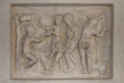 Griechische Mythologie: das Urteil des Paris. Der Hirte Paris muss die schönste der drei Göttinnen aus Aphrodite (Venus), begleitet von Amor, Hera (Juno) und Athena (Minerva) wählen. Er wählt Aphrodite, der er einen goldenen Apfel überreicht. Relief von Unbekannt