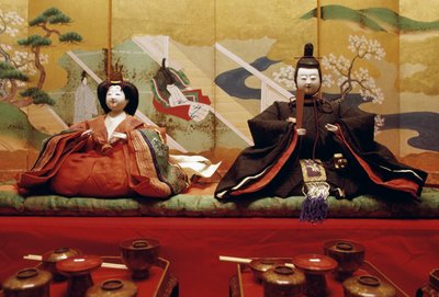 Hina-Puppen, hergestellt aus Washi, traditionellem japanischem Papier, in raffinierter, eleganter Kleidung, Adels- oder Königsfamilie der Heian-Periode, Kurashiki, japanische Zivilisation von Benjamin Baud