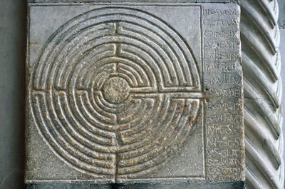 Labyrinth auf dem Portikus der Kathedrale, Kathedrale von St. Martin von Benjamin Baud