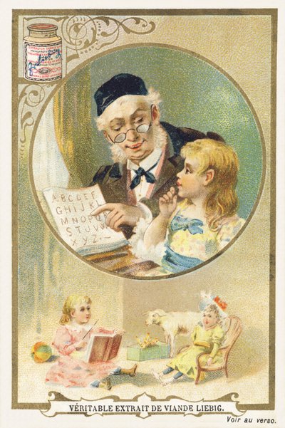 Lesen mit Großvater. Chromolithographische Werbung, die in einem kreisförmigen Rahmen eine ältere Person und ein kleines Kind an seiner Seite darstellt. Unten im Bild ein sitzendes Mädchen, umgeben von Spielzeug. Herausgegeben von Compagnie Liebig, Paris,  von Unbekannt