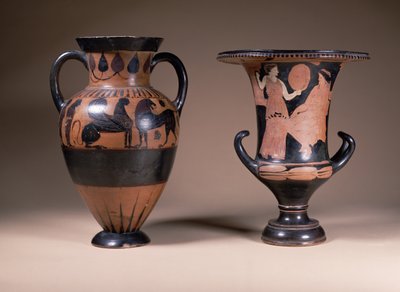 Von links nach rechts: orientalische schwarzfigurige Amphora, Griechisch, 6. Jahrhundert v. Chr.; rotfiguriger Kelchkrater, Griechisch, Süditalien, 4. Jahrhundert v. Chr. von Unbekannt