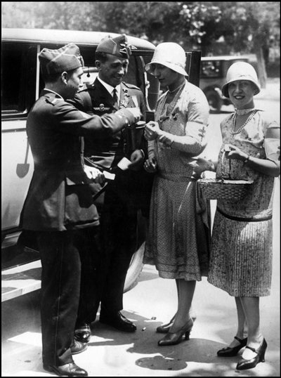 Madrid (Spanien) Juni 1929: Die beiden spanischen Piloten Jimenez und Iglesias, die von ihrer Reise nach Südamerika zurückkehren (sie überquerten den Atlantik zwischen Sevilla und Brasilien Anfang April), kaufen Blumenbilder zugunsten der Bedürftigen in Ma von Unbekannt
