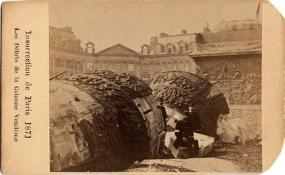 Gemeinde von Paris (1871): Zwei Kommunarden posieren in der Nähe der Trümmer der gefallenen Säule des Place Vendome in Paris von Unbekannt