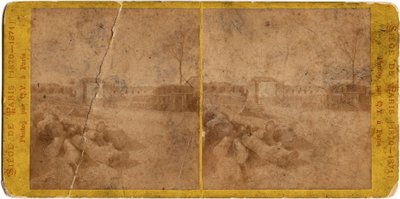 Belagerung von Paris (1871): Blick auf die Stadt während der Belagerung durch die Preußen zwischen dem 20.09.1870 und dem 28.01.1871. Fotografie von Q.V.. Druck auf Karton Maße 17x6,9 cm von Unbekannt