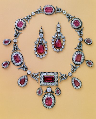 Teil eines antiken Spinell- und Diamantparure bestehend aus Tiara, Haarschmuck, Halskette und Ohrringen von Unbekannt