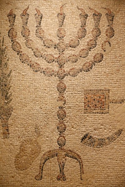 Teil eines Synagogen-Mosaikbodens (Replik) - Original: Beth Alpha Synagoge, Israel - 6. Jahrhundert n. Chr. - Menora - Das Jüdische Museum, New York, Vereinigte Staaten von Unbekannt