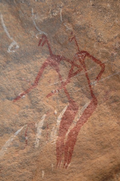 Felskunst, Vorgeschichte: Felsmalerei von zwei langgestreckten Figuren in einem verzierten Schutzraum in den Uweinat-Bergen, Sudan. Zeitraum von 8000 bis 3000 Jahre v. Chr. Fotografie von Unbekannt