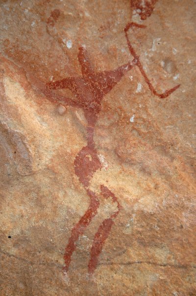Felskunst, Vorgeschichte: Malerei einer Figur (Bogenschütze) in einem verzierten Schutzraum im Uweinat-Massiv, Sudan (Karkur-Talh oder Karkur Talh). Zeitraum von 8000 bis 3000 v. Chr. Fotografie von Unbekannt