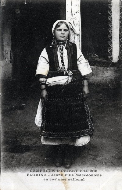 Serbien, Florina: Porträt eines mazedonischen Mädchens in Nationaltracht - Postkarte 1914-1918 von William M. Timlin