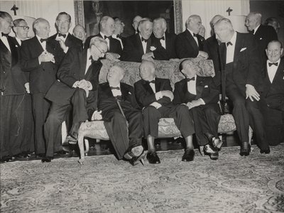 Sir Winston Churchill und Dwight D. Eisenhower bei einem Abendessen im Winfield House, dem Haus des amerikanischen Botschafters in London von Unbekannter Künstler