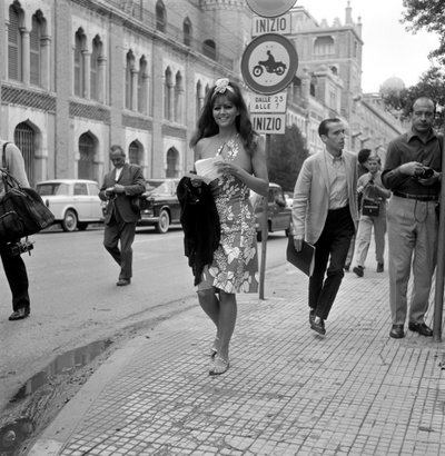 Die Schauspielerin Claudia Cardinale beim Internationalen Filmfestival in Venedig Lido - 1965 von Unbekannt