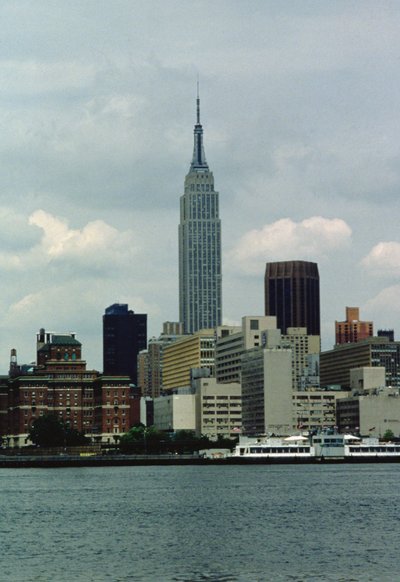 Das Empire State Building vom East River von Unbekannt